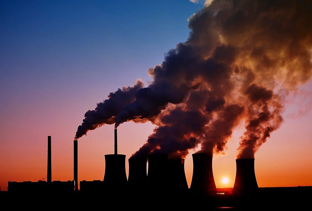 ¿Qué es la contaminación industrial y qué problemas causa?